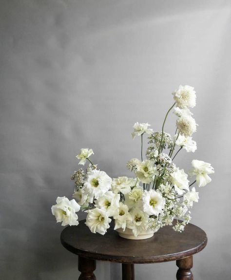 Cake Plinth, Flowers For Cake, Plant Reference, White Flower Arrangements, Modern Centerpieces, Guest Table, Modern Organic, Wedding Arrangements, Wedding Flower Arrangements