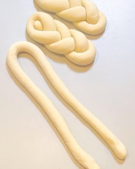 #Short #Bread shape #Creative #Satisfying #Short | Instagram Bread Ideas Creative, Bread Shapes Ideas, Bread Decoration, Bread Recepies, Bread Twists, Bread Ideas, Short Bread, Sweet Roll Recipe, Amaretti Cookies