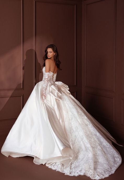 Wedding Dress With Gloves, Pnina Tornai Wedding Dress, Big Wedding Dresses, Dress With Gloves, Couture Bridal Gowns, Cathedral Train, Pnina Tornai, Kleinfeld Bridal, Pretty Wedding Dresses