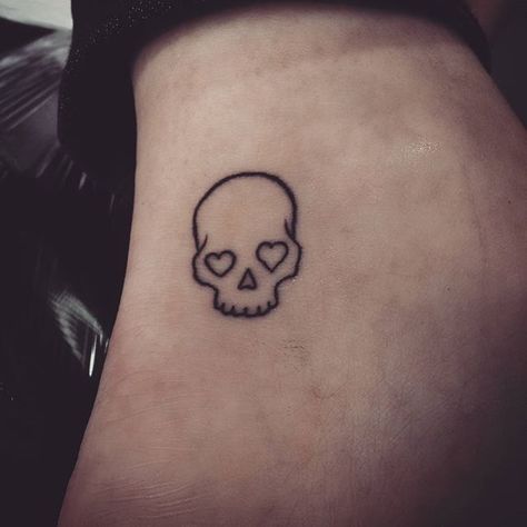 Cute skull! #cuteskulltattoo #SkullTattoo #Tattoo #CuteTattoo #MinimalistTattoo #Skull #Ink #Inked #Work Simple Skull Tattoo, Tiny Skull Tattoos, Small Skull Tattoo, Skull Tattoo Designs, Easy Tattoos, Catrina Tattoo, Simple Skull, Shape Tattoo, Small Tattoo Ideas