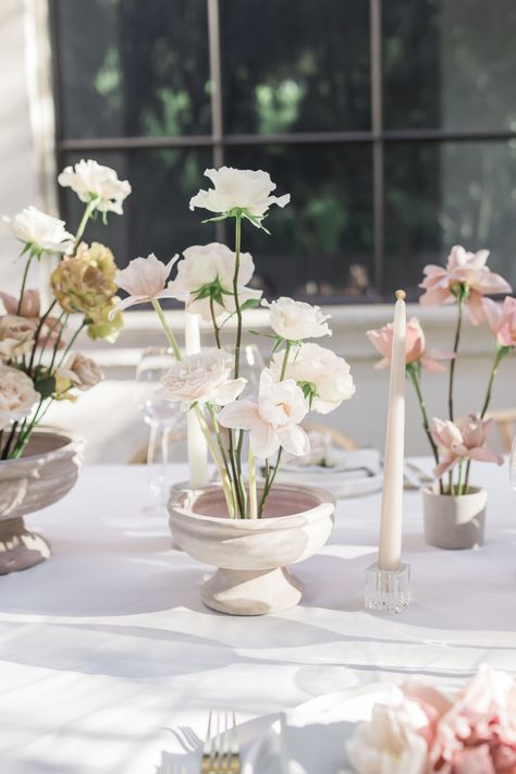 Intentionally designed blooms with room for each stem to have its moment. This table scape designed for Liva & Co. lives in a special place of my heart, with Ikebana inspired linear design juxtaposed with a soft pottery compote. Venue: Private Residence Planner: @liva.and.co Photography: @j.annephotography Videography: @mplacepro Rentals: @rsvppartyrentals Linen: @bbjlatavola Floral @saralunnfloral White Ikebana Wedding, Pin Frog Arrangements, Ikebana Wedding Table, Ikebana Centerpiece Wedding, Floral Frog Arrangement, Ikebana Flower Arrangement Wedding, Airy Floral Arrangements, Ikebana Wedding, Bridal Table Flowers