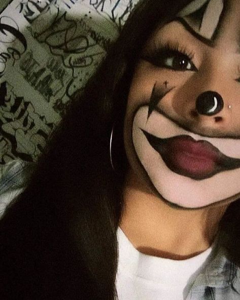 Makeup Ideas Hollowen, Clown Make Up Woman, Cholla Makeup, Chicano Makeup Halloween, Clowns Makeup Cute, Chicano Halloween Makeup, Chola Clown Costume, Latina Halloween Makeup, Clown Makeup Latina