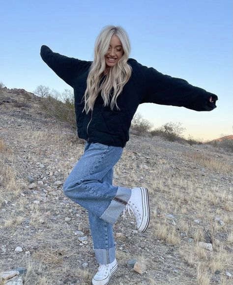 Cute Instagram Poses Photo Ideas, Aesthetic Insta Pic Inspo Fall, Teen Girl Outfits For School Winter, Black High Rise Jeans Outfit, Utah Girl Outfits Winter, Cute Outfits For Photoshoots, High Top Converse Outfits Fall, Utah Girl Outfits For School, Utah Winter Outfits