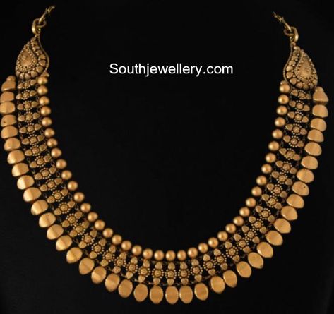 22 carat gold antique finish plain necklace by Vummidi Bangaru Jewellers. plain gold necklace designs, light weight gold necklace models, Indian jewellery designs, traditional gold necklace models Gold Necklace Models, Plain Gold Necklace, Light Weight Gold Necklace, Traditional Gold Necklace, Vummidi Bangaru Jewellers, Plain Necklace, Antique Necklace Gold, Antique Gold Necklace, Saree Wearing