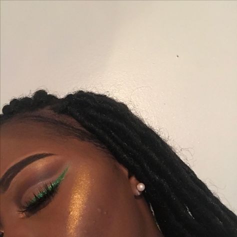 Green Dress Makeup, Sweet 16 Makeup, Makeup Looks Prom, Green Eyeshadow Look, Birthday Makeup Looks, Gold Makeup Looks, Under Eye Makeup, Green Eyeliner, Prom Eye Makeup