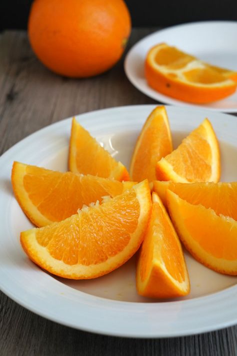 You can cut oranges into wedges, slices, or supremes. Learn the right way to cut an orange for a beautiful presentation every time. Orange Flavoured Cake, Types Of Oranges, Tattoo Plant, Quick Healthy Snacks, Cut Orange, Orange Cut, Orange Wedges, Candied Orange Peel, Fruit Photography