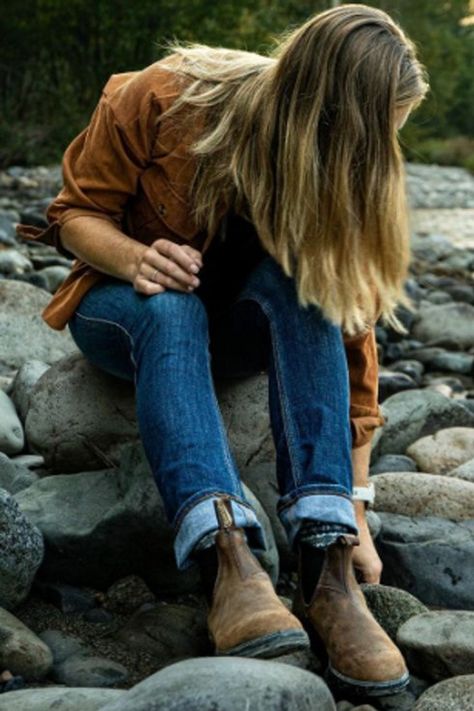 Blundstones And Jeans, Blundstone Women Outfit Jeans, Jeans And Blundstone Boots, Styling Blundstone Boots Women, Blundstone Styling, Outfits With Blundstone Boots, Outfits With Blundstones, Womens Blundstone Boots, How To Style Blundstone Boots