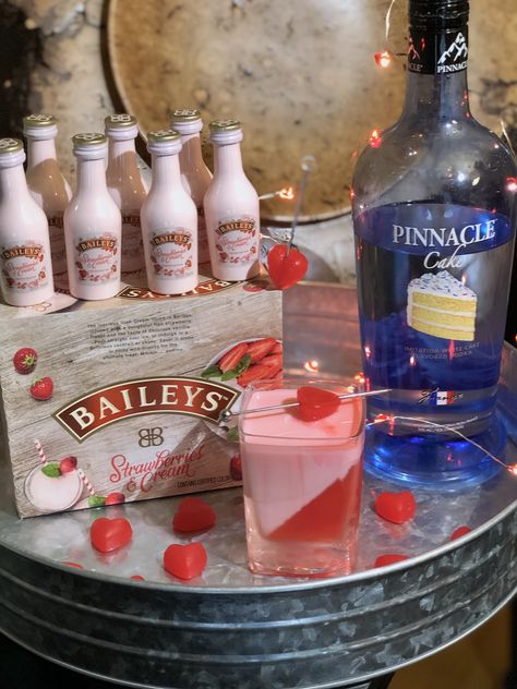 Baileys Strawberries and Cream  Strawberry Shortcake  4oz Strawberries and Cream Baileys, 1-2oz Cake Vodka mix with ice add garnish and enjoy! Cheers! Strawberries And Cream Baileys, Baileys Irish Cream Drinks, Shots Alcohol Recipes, Alcohol Ideas, Baileys Drinks, Cake Vodka, Alcoholic Treats, Valentine Drinks, Drink Making