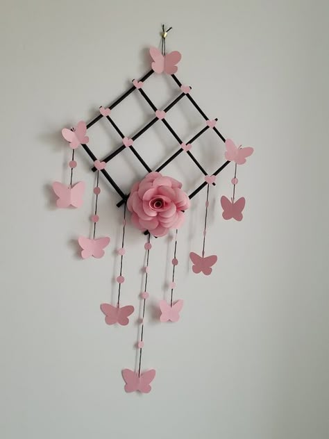 Paper wall hanging Wall Hanging Butterfly, Paper Craft Decoration Ideas, Paper Crafts Diy Projects Creative, Recycled Art Diy, Butterfly Wall Hanging, Paper Crafts Magazine, Easy Room Decor, Easy Diy Room Decor, Paper Wall Hanging