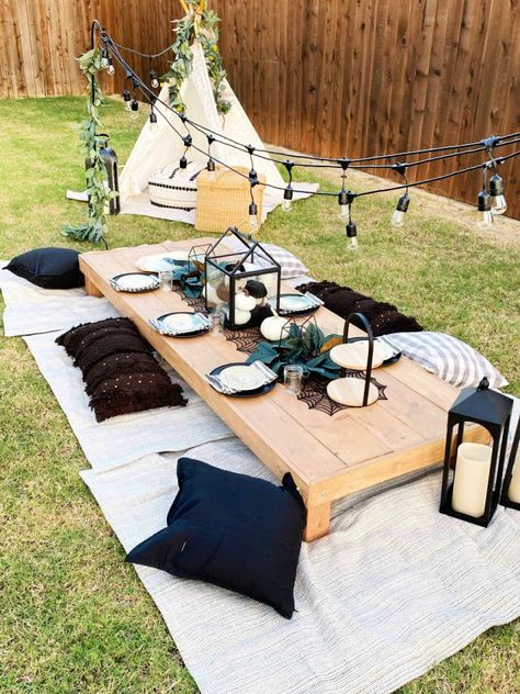 How to Make a Picnic Table Wood Table Outside, Backyard Table Ideas, Picnic Table Setting, Table Top Ideas, Yard Table, Wine Picnic Table, Picnic Party Decorations, Build A Picnic Table, Diy Picnic