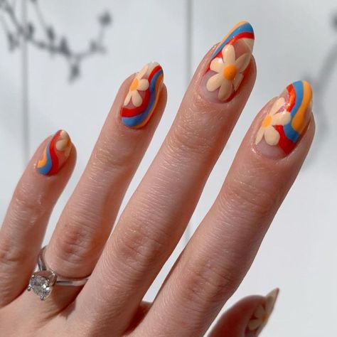 Hipster Nail Designs, Silly Nails Design, Retro Wedding Nails, Retro Inspired Nails, Nail Gel X Designs, Hippy Nail Designs, Cottage Core Nails, Hipster Nail Art, Kutek Disney