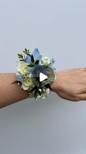 How To Make A Bow For A Corsage, How To Make Wedding Boutineers, Corsage Ideas Wedding, Wedding Corsage Diy, Making A Corsage, Making Corsages Diy, Bracelet Corsage Diy, How To Make Corsages Step By Step, How To Make A Wrist Corsage Diy