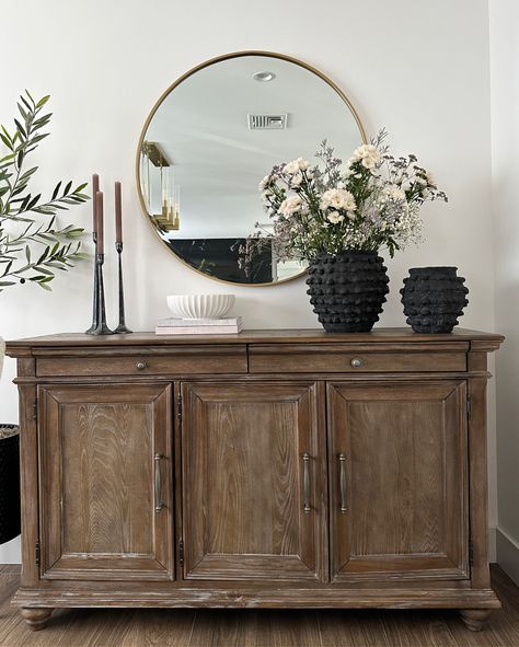 Buffet Cabinet Decor, Dining Room Buffet Styling, Side Board Decor, Buffet Decor Ideas, Sideboard Decor Ideas, Sideboard Decor Dining Room, Dining Room Buffet Table Decor, Dining Room Buffet Decor, Dining Room Dresser