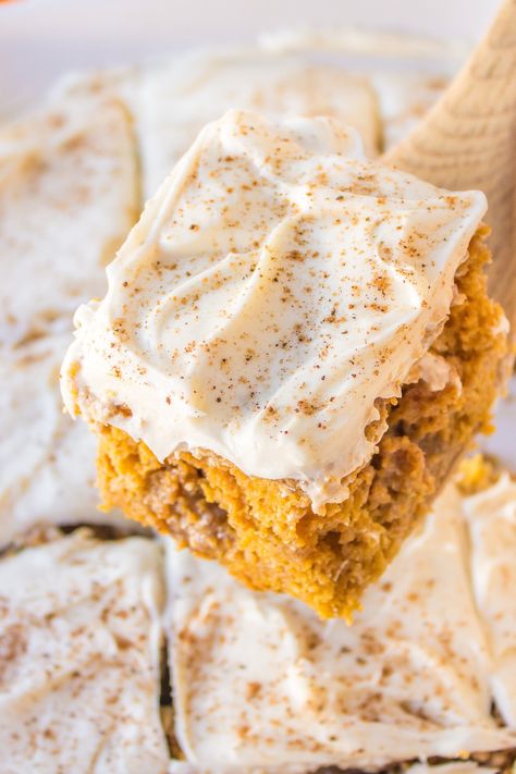 Moist and with just the right amount of pumpkin flavor and pumpkin pie spice, this Pumpkin Poke Cake is easy and a real crowd-pleaser! Pumkin Poke Cake, Pumpkin Pudding Cake, October Recipes, Pumpkin Spice Cake Recipe, Pumpkin Poke Cake, Pumpkin Cake Easy, Pumpkin Cake Recipes, Pumpkin Spice Cake, Poke Cake Recipes