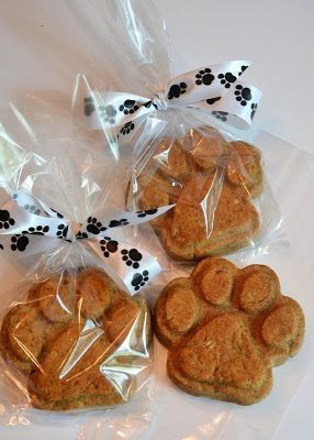 Dog Show Ideas, Fiesta Para Perros Ideas, Dog Treat Packaging Ideas, Treat Packaging Ideas, Dog Treat Packaging, Paw Cookies, Treat Packaging, Dog Cake Recipes, Pet Treats Recipes