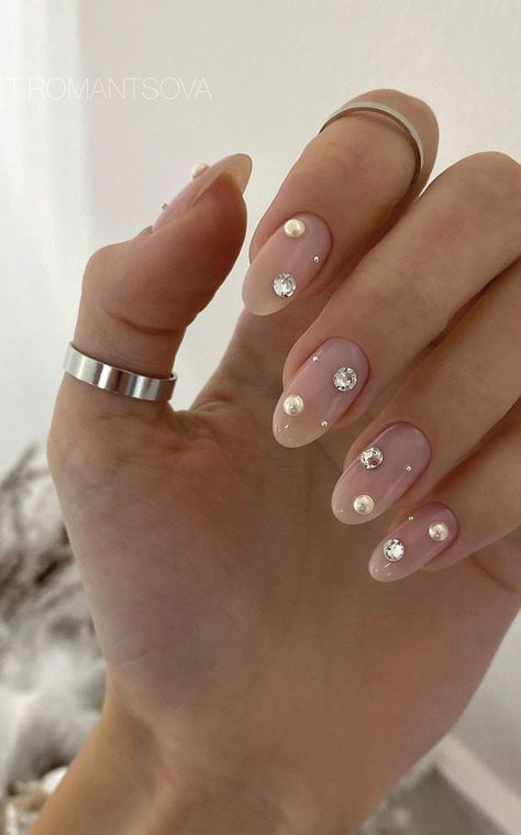 pearl nails, rhinestone and pearl nails, best wedding nails 2022, wedding nails bride Nail Inspo Crystal, Short Nails With Rhinestones Simple, Surgery Nails, Jeweled Nails Designs, Rhine Stone Nails, Short Nails With Rhinestones, Manicure With Rhinestones, Hailey Core, Bejeweled Nails