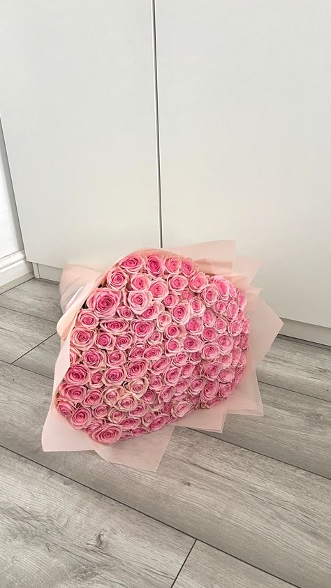 Be sure to show a special someone some love and appreciation with a handmade bouquet using 100 pink roses. 100 Pink Roses Bouquet, 100 Roses Bouquet, Pink Bouquet Flowers, Pink Roses Aesthetic, Pink Girly Aesthetic, Different Color Roses, Pink Roses Bouquet, Pink Money, Pink Bouquets