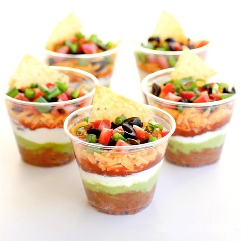 The Best No-Cook Appetizers To Make For Your Super Bowl Party Layered Dip Cups, Seven Layer Dip, Layer Dip, Bowl Food, 7 Layer, God Mat, Shower Food, Think Food, Diet Vegetarian