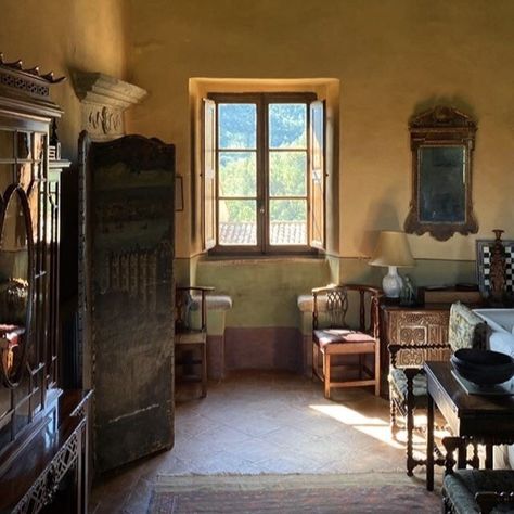 Old European Apartment, Old Italian House Interior, Old Italian Apartment Aesthetic, Old House In Italy, Old Japanese Apartment, Country Room, Classic Apartment, Italian House, Apartment Interior