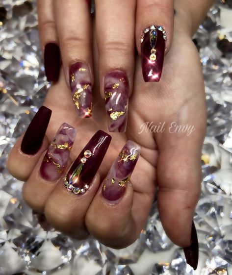 Encapsulated marble nail art with bling Marble Nails Burgundy, Burgundy Nails With Marble Design, Dark Marble Nail Designs, Burgundy Marble Nail Designs, Burgundy Marble Nails, Marble Nails Diy, Marble Nails Tutorial, Black Marble Nails, Water Marble Nails