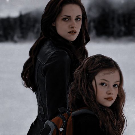 Whitney Bates, Twilight Renesmee, Twilight Saga Series, Twilight Cast, Breaking Dawn Part 2, Twilight Breaking Dawn, Twilight Book, Twilight Photos, Greys Anatomy Characters