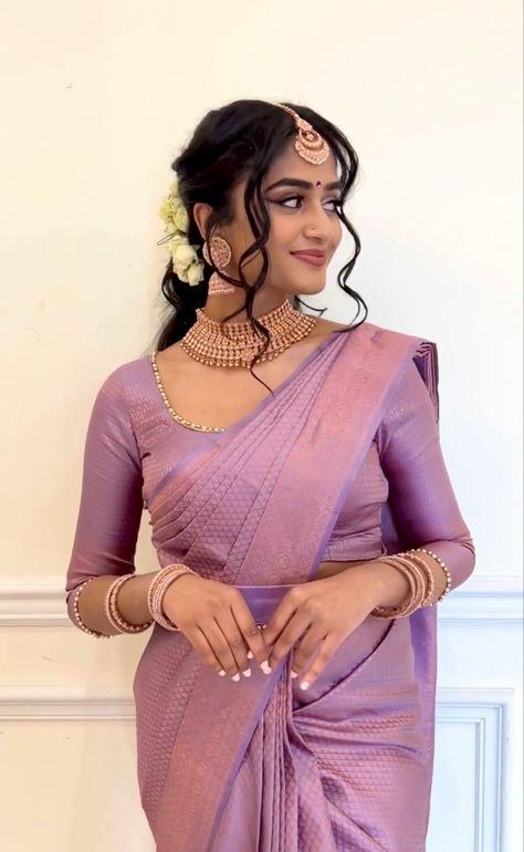 Bridesmaid Saree Look Traditional, South Indian Fashion Saree, Sarees For Wedding Guest, Simple Saree Look For Wedding, Traditional South Indian Saree Look, South Indian Bridesmaids Saree, Saree Styles Traditional, South Indian Wedding Guest Outfit, Hindu Wedding Saree