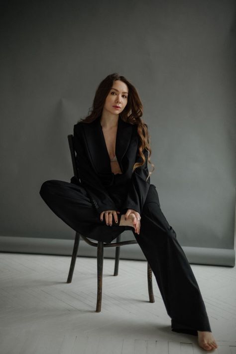 Blazer Photoshoot Women, Lifestyle Photo Ideas, Portrait Aesthetic, Studio Photoshoot Ideas, Studio Portrait Photography, Beautiful Photoshoot Ideas, Studio Poses, Studio Photography Poses, Business Photoshoot