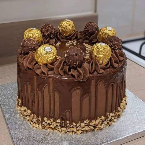 Easy Chocolate Birthday Cake Decoration, Chocolate Cake Birthday Decoration, Fancy Cake Designs, Birthday Cake Ideas Chocolate, Pretty Chocolate Cake, Chocolate Birthday Cake Decoration, Strawberry Chocolate Cake, Cakes Aesthetic, Rocher Cake