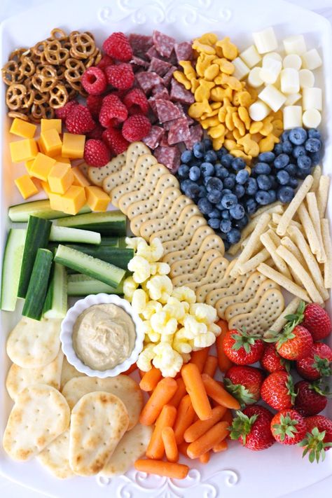 Snack Boards For Kids, Toddler Party Food, Veggie Board, Charcuterie Appetizers, Cocktails Party, Birthday Snacks, Food Boards, Birthday Party Snacks, Snack Platter