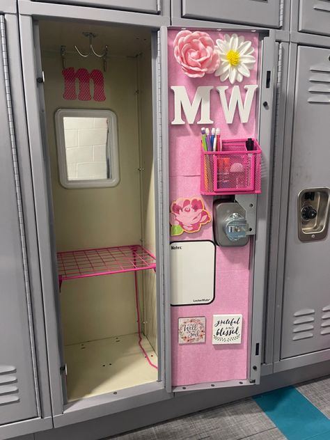 preppy pink locker inspiration inspo flower Locker Decorations Ideas, Aesthetic Locker Decor, Aesthetic Locker, Middle School Aesthetic, Cute Locker Ideas, School Locker Organization, School Locker Decorations, Middle School Lockers, High School Lockers