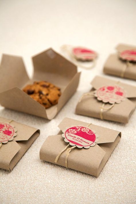 30 Fantastic Examples of Cookie Packaging Design | Inspirationfeed Christmas Cookies Packaging, Kue Macaroon, Single Cookie, Biscuits Packaging, Biscuit Packaging, Soya Mumu, Baking Packaging, Dessert Packaging, Packaging Diy