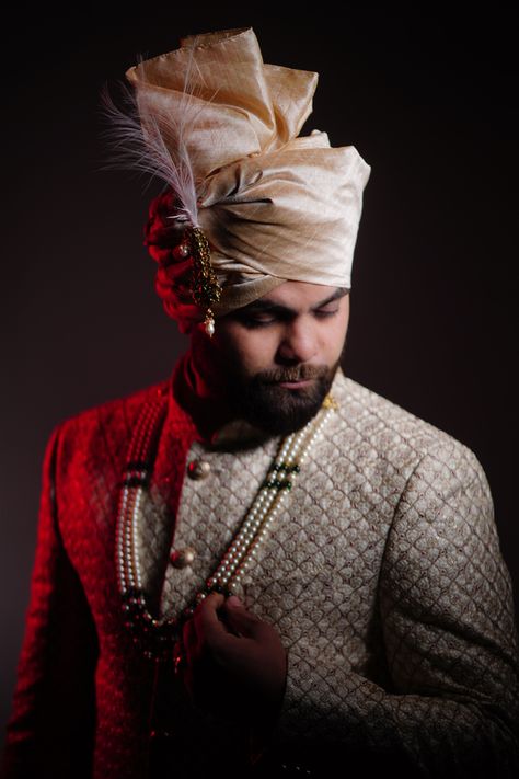 Indian Groom Attire, Dulha Pose, Engagement Portraits Poses, Solo Poses, Bride Groom Photoshoot, Indian Groom Dress, Groomsmen Poses, Indian Bride Poses, Muslim Wedding Photography