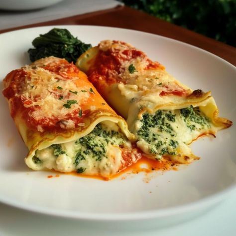 A beloved Tuscan recipe, Crespelle alla Fiorentina, it combines delicate crepes with a hearty spinach and ricotta filling. Spinach And Ricotta Crepes, Spinach Crepes Recipe, Ideas Cenas, Crepe Recipe Filling, Crespelle Recipe, Ricotta Crepes, Savory Crepes Filling, Spinach Crepes, Dinner Crepes