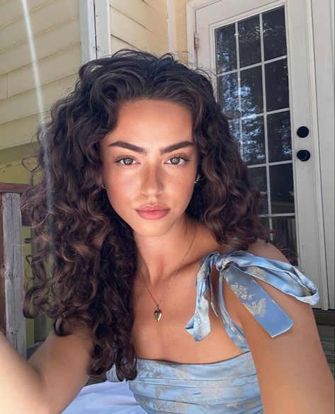 Kiana Davis, Hair Diffuser, Hairdos For Curly Hair, Curly Hair Inspiration, Curly Hair Cuts, Hair Photo, Dream Hair, Curly Girl, Aesthetic Hair