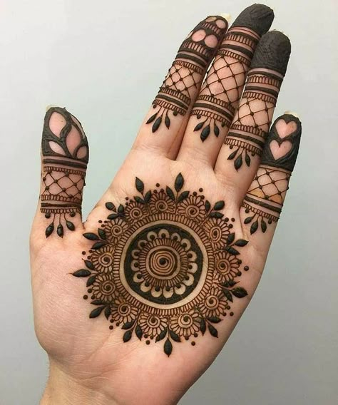 Image may contain: 2 people Round Mehndi Design, Palm Mehndi Design, Indian Mehndi Designs, Tato Henna, Mehndi Designs For Kids, Henna Tattoo Designs Simple, Mehndi Decor, Mehndi Designs Front Hand, Mehndi Simple