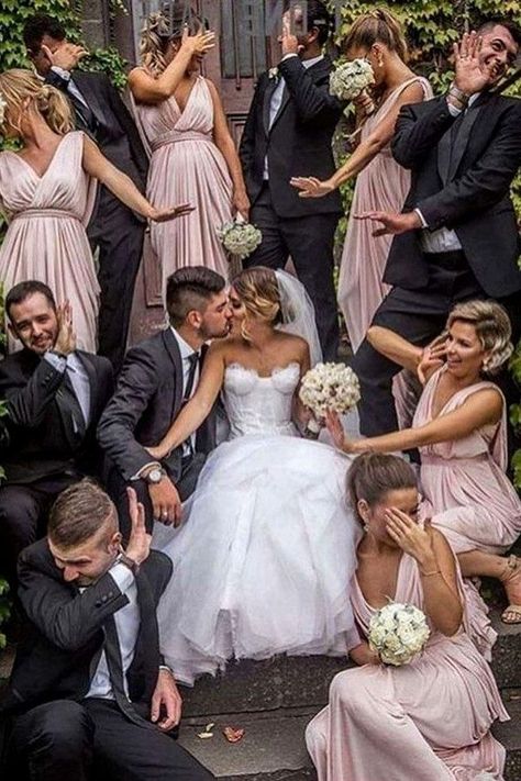 20 Funny Wedding Photo Ideas With Your Bridesmaids And Groomsmen | Roses & Rings Funny Wedding Photography, Funny Wedding Photos, Creative Wedding Photo, Wedding Picture Poses, Pose Fotografi, Wedding Kiss, Bridal Party Photos, Foto Tips, Wedding Photos Poses