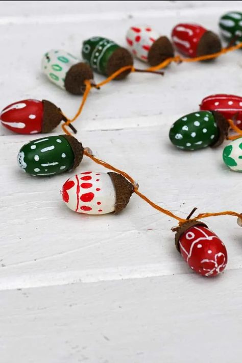 Acorn Painting, Acorn Garland, Crafts Winter, Paper Flower Garlands, Acorn Ornaments, Acorn Crafts, Christmas Garlands, Christmas Crafts For Adults, Christmas Decorations Garland