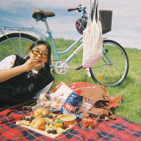 Laundry Line Photoshoot, Picnic Film Photography, Vintage Picnic Aesthetic, Picnic Editorial, Friends Picnic Aesthetic, 90s Picnic, Summer Film Aesthetic, Food Poses, Picnic Aesthetic Friends