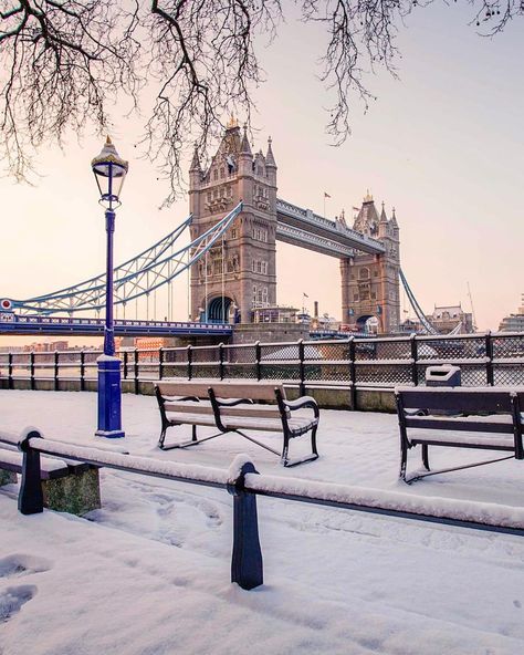 London's Tower Bridge in the snow, February-March 2018 Snow In Ireland, Winter London Aesthetic, Snow In London, English Scenery, London In Winter, London Snow, London February, Winter London, London In December