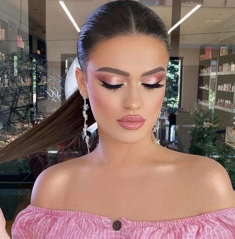 Romantic Valentine’s Day Makeup Looks to Charm Your Date Make Up For Prom Pink Dress, Make Up Looks For Pink Dresses, Makeup Looks That Go With Pink Dress, Best Makeup For Pink Dress, Romantic Date Makeup, Pink Champagne Eye Makeup, Eye Makeup To Go With Pink Dress, Blush Pink Dress Makeup Looks, Pink Dress And Makeup