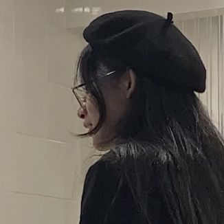 Beret Hat Outfit Aesthetic, Black Barret Hat, Beret Aesthetic Vintage, Aesthetic Hat Outfit, Berrets Outfits Korean, Berets Aesthetic, Black Beret Outfit Aesthetic, How To Style A Beret Outfit, French Barrette Hat Outfit