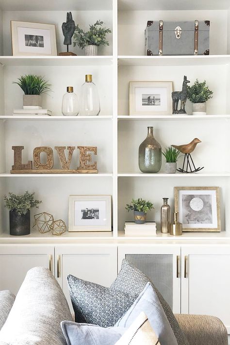 Bookshelf Styling Living Room, Styling Bookshelves, Built In Shelves Living Room, Shelf Decor Living Room, Styling Shelves, Decorating Bookshelves, Bookshelves In Living Room, Bookcase Decor, Bookshelf Design