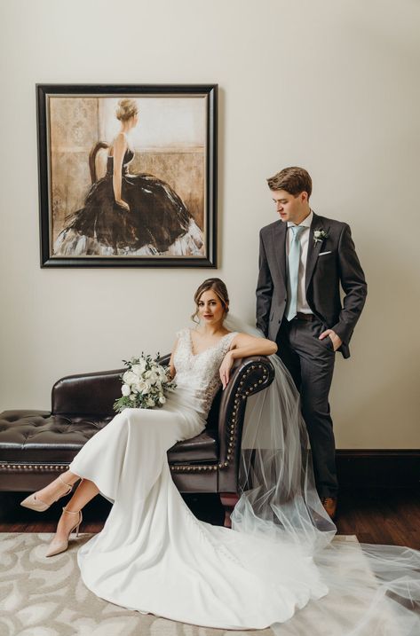 Wedding Couple Poses In Hotel, Interior Wedding Photography, Indoor Wedding Couple Photos, Wedding Photos On Couch, Wedding Photos In Studio, Traditional Wedding Portraits, Wedding Couch Photos, Indoor Wedding Poses, Wedding Indoor Photography