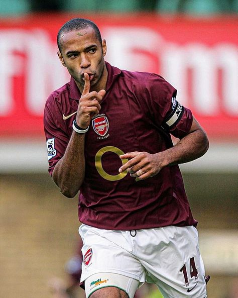 Arsenal Pictures, Old Football Players, Football Players Photos, Thierry Henry, Soccer Event, Arsenal Players, Retro Football Shirts, Football Images, Best Football Players