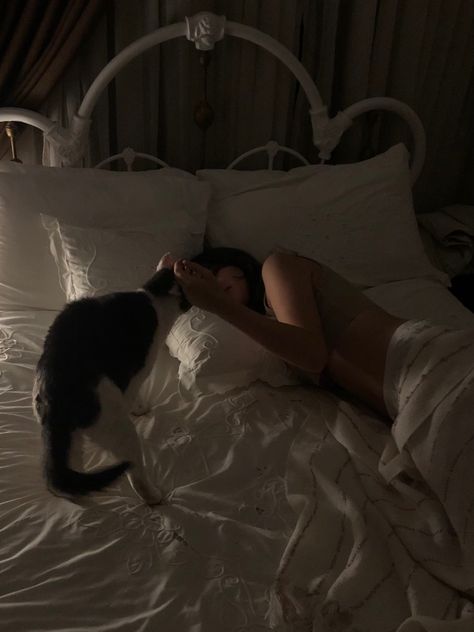 Sleeping Woman In Bed Aesthetic, Cats In Bed Aesthetic, People In Bed Aesthetic, Women Sleeping In Bed Aesthetic, Girl Sleeping On The Bed, People Sleeping Aesthetic, Stay In Bed Aesthetic, Sleeping With Cat Aesthetic, Sleeping Aesthetic Wallpaper