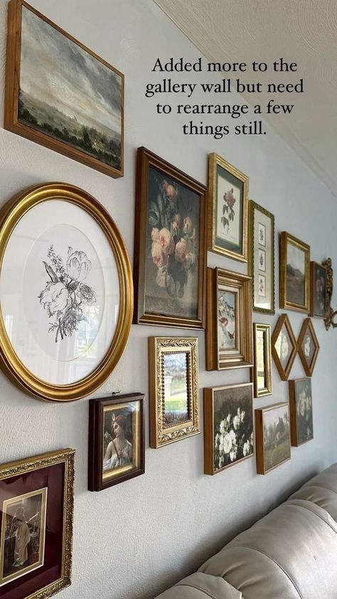 Antique Art Wall Decor, Vintage Photos Gallery Wall, Over The Bed Gallery Wall, Vintage Wall Frames Ideas, Wall Gallery Ideas Stairs, Vintage Frames Gallery Wall, Oval Gallery Wall, Gallery Wall Vintage Art, Vintage Frame Collage Wall