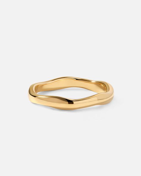 Wavy silhouettes and beautiful curves with undeniable glamour of the stacker ring symbolize the ups and downs in our life. Just right for everyday wear. Gold Ring No Stone, Wavy Ring Band, Wavy Wedding Band, Ring Inspo Gold, Simple Gold Rings, Jewelry Gold Rings, Rings Indian, Thick Rings, Wavy Ring