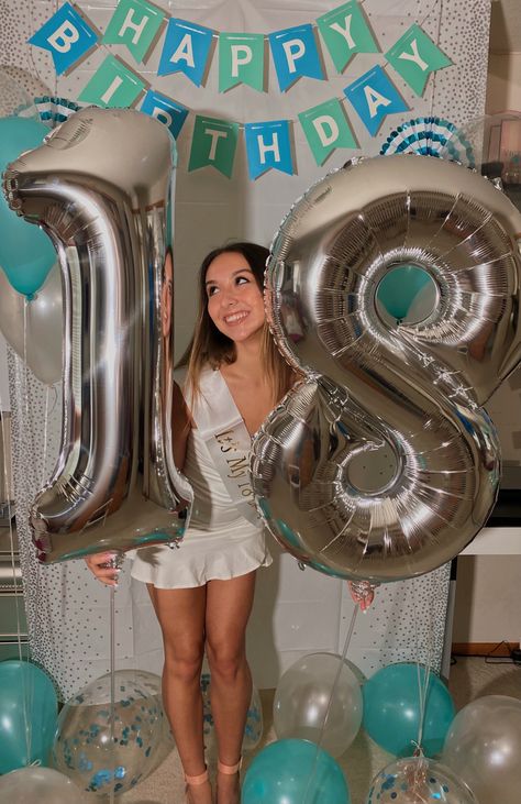 Birthday Photos With Number Balloons, Birthday Photoshoot Balloons Numbers, Photos With Number Balloons, 18th Birthday Balloons Decoration Simple, Photos With Balloons Birthday, Birthday Pictures With Number Balloons, Pictures For 18th Birthday, Birthday Picture Ideas Balloons, 18th Birthday Party Ideas Photoshoot