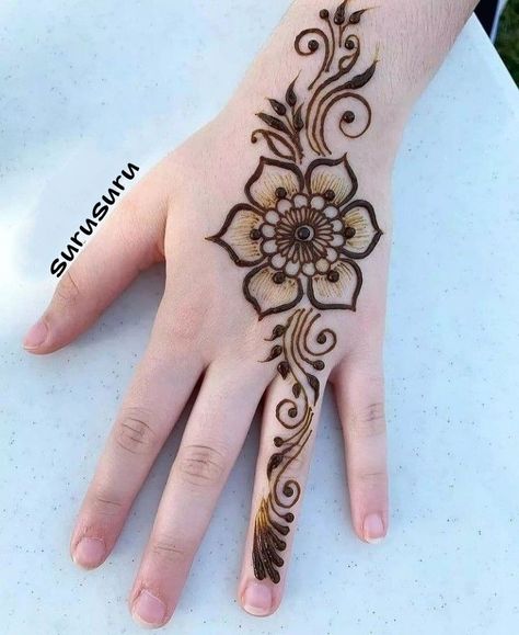 Inai Design Simple, Mahanadi Design Simple, Simple Henna Flower Designs, Henna Flower Simple, Hena Design Hand Flowers, Tattoo Henna Design Simple, Simple Henna Designs Flower, Design Inai Simple, Simple Mahanadi Design