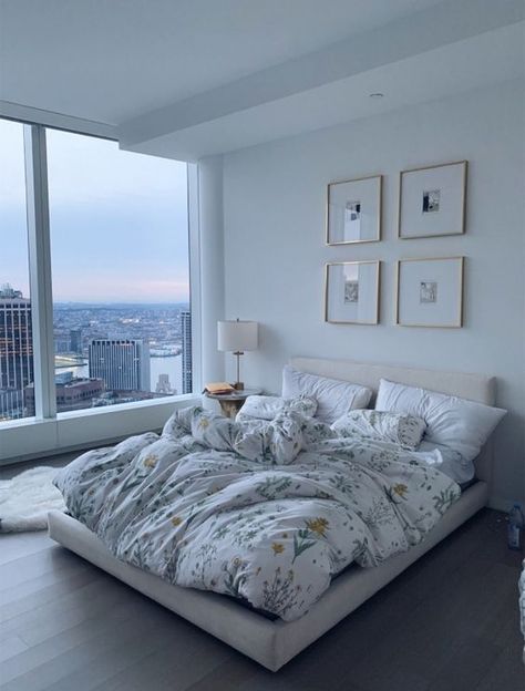 Nice LARGE windows and a minimalist design. I really like this city apartment aesthetic. Small Apartment Bedrooms, Minimalist Apartment, Modern Bedroom Decor, Room Ideas Bedroom, Aesthetic Bedroom, Dream Rooms, Dream Bedroom, Modern Family, Design Case